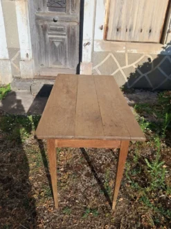 Petite table en chêne brut
