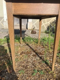 Petite table en chêne brut