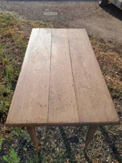 Petite table en chêne brut