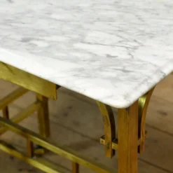 Petite table en laiton avec plateau en marbre, vers 1910