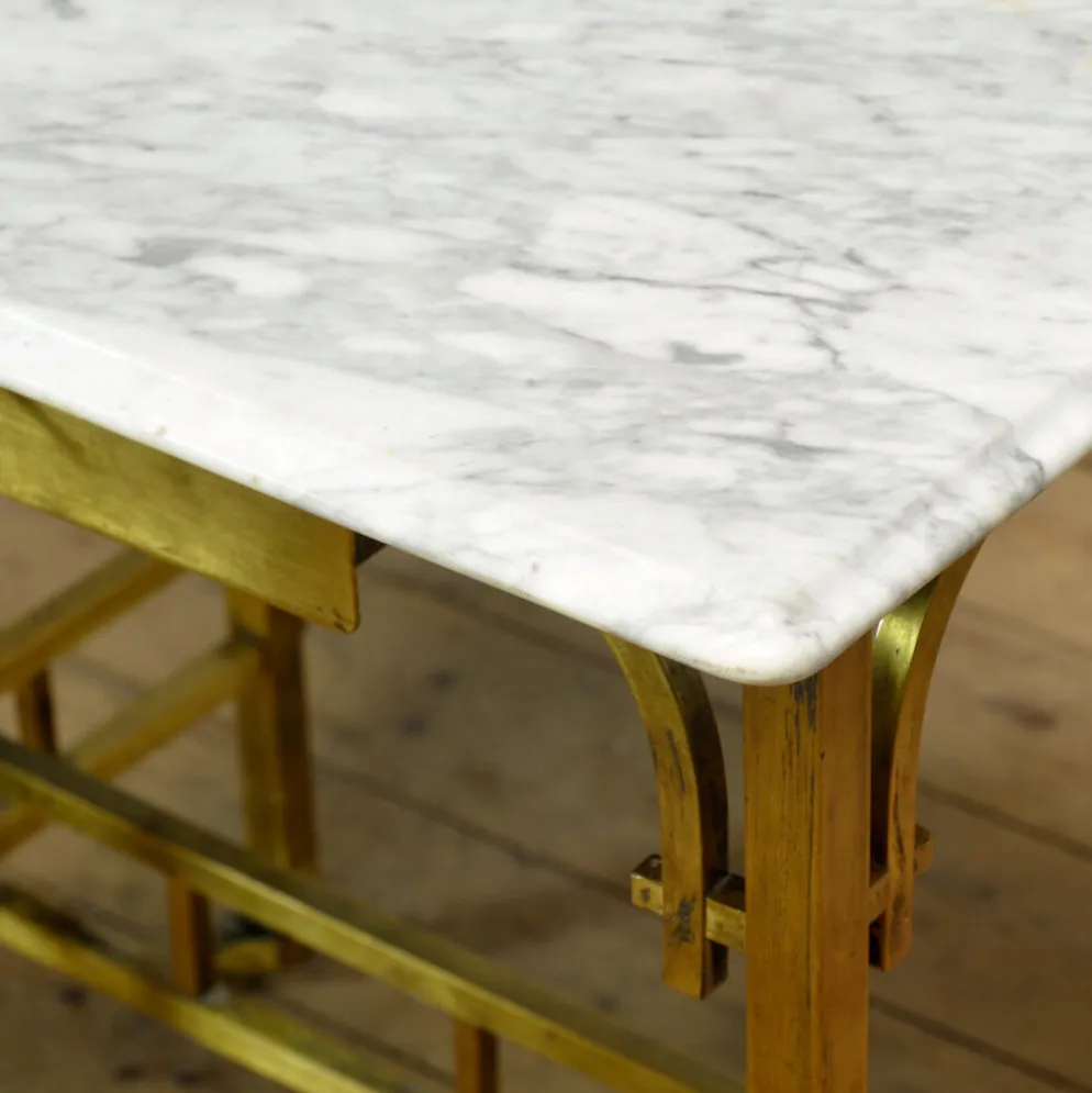 Petite table en laiton avec plateau en marbre, vers 1910