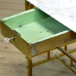 Petite table en laiton avec plateau en marbre, vers 1910