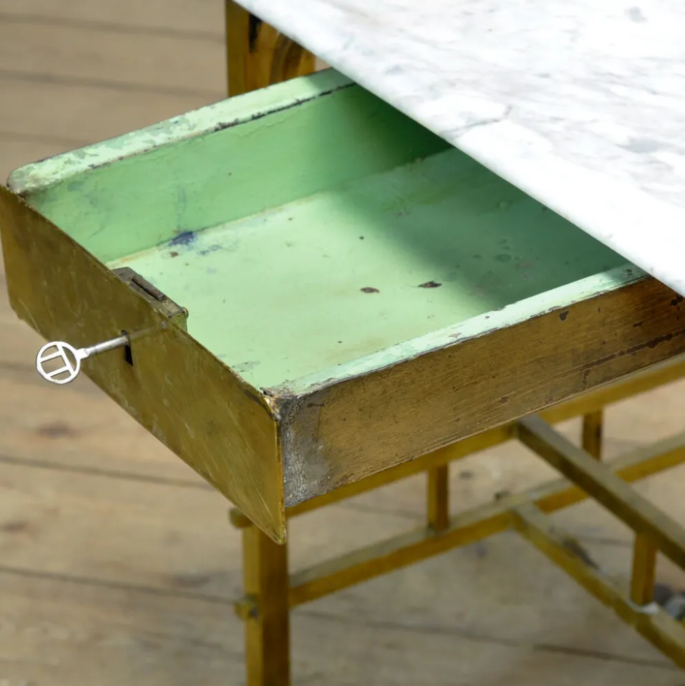 Petite table en laiton avec plateau en marbre, vers 1910