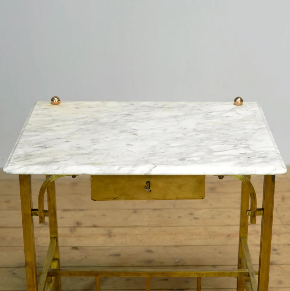 Petite table en laiton avec plateau en marbre, vers 1910