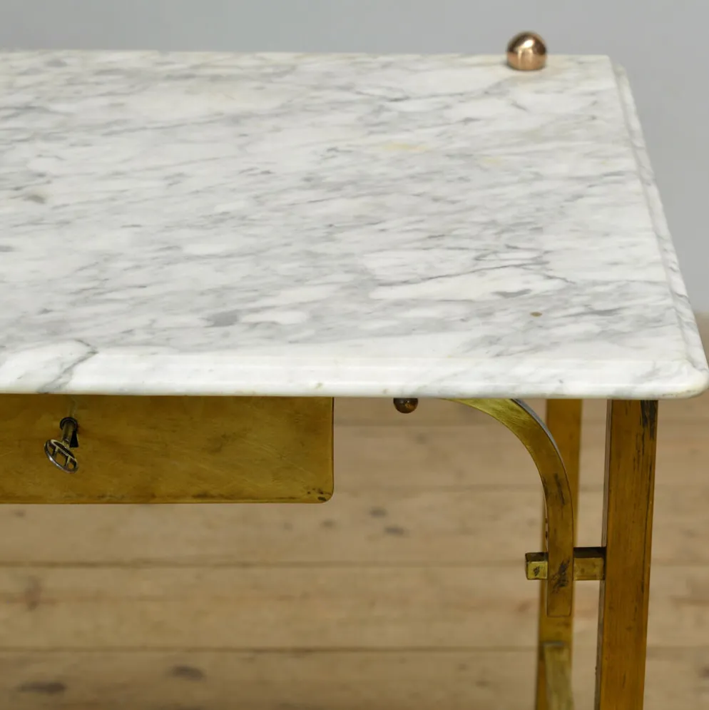 Petite table en laiton avec plateau en marbre, vers 1910