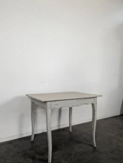 Petite table Louis XV en bois laqué gris