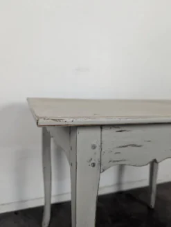 Petite table Louis XV en bois laqué gris