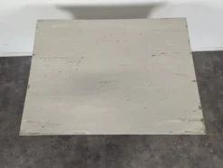 Petite table Louis XV en bois laqué gris