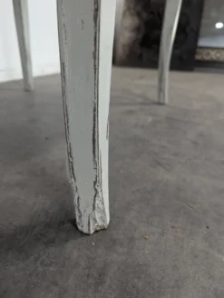 Petite table Louis XV en bois laqué gris