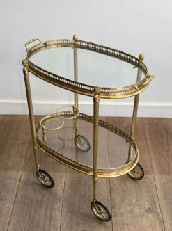 Petite table roulante ovale en laiton à double plateaux amovibles de la Maison Bagués