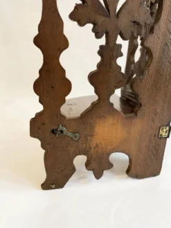 Petite étagère d’angle en bois sculpté