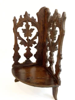 Petite étagère d’angle en bois sculpté