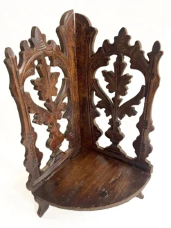 Petite étagère d’angle en bois sculpté
