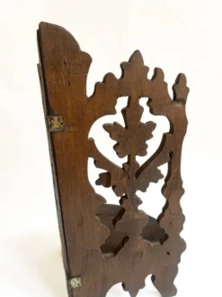 Petite étagère d’angle en bois sculpté