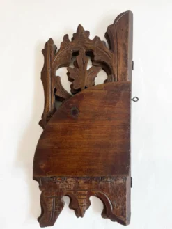 Petite étagère d’angle en bois sculpté