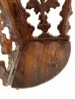 Petite étagère d’angle en bois sculpté