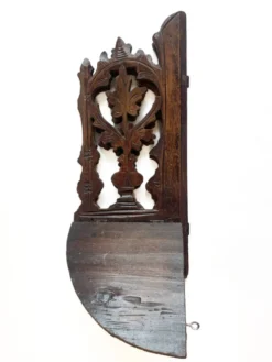 Petite étagère d’angle en bois sculpté