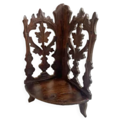 Petite étagère d’angle en bois sculpté