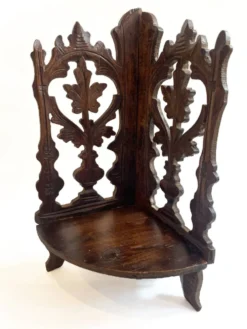 Petite étagère d’angle en bois sculpté