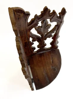Petite étagère d’angle en bois sculpté
