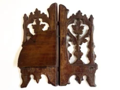 Petite étagère d’angle en bois sculpté
