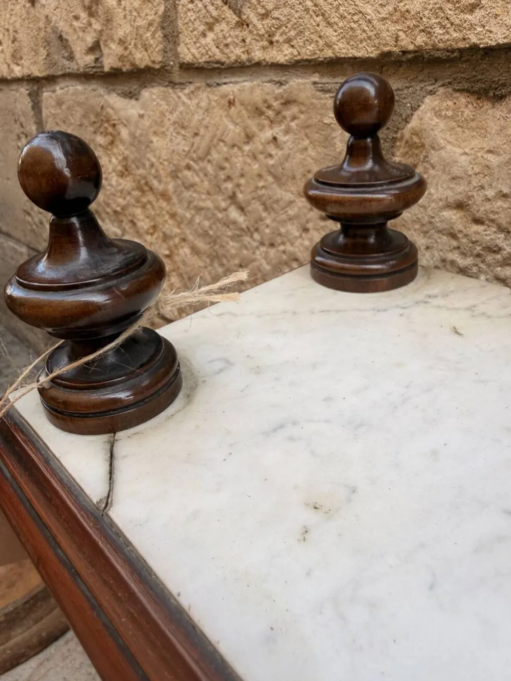 Petite étagère murale/console d’appoint Napoléon III — noyer sculpté e