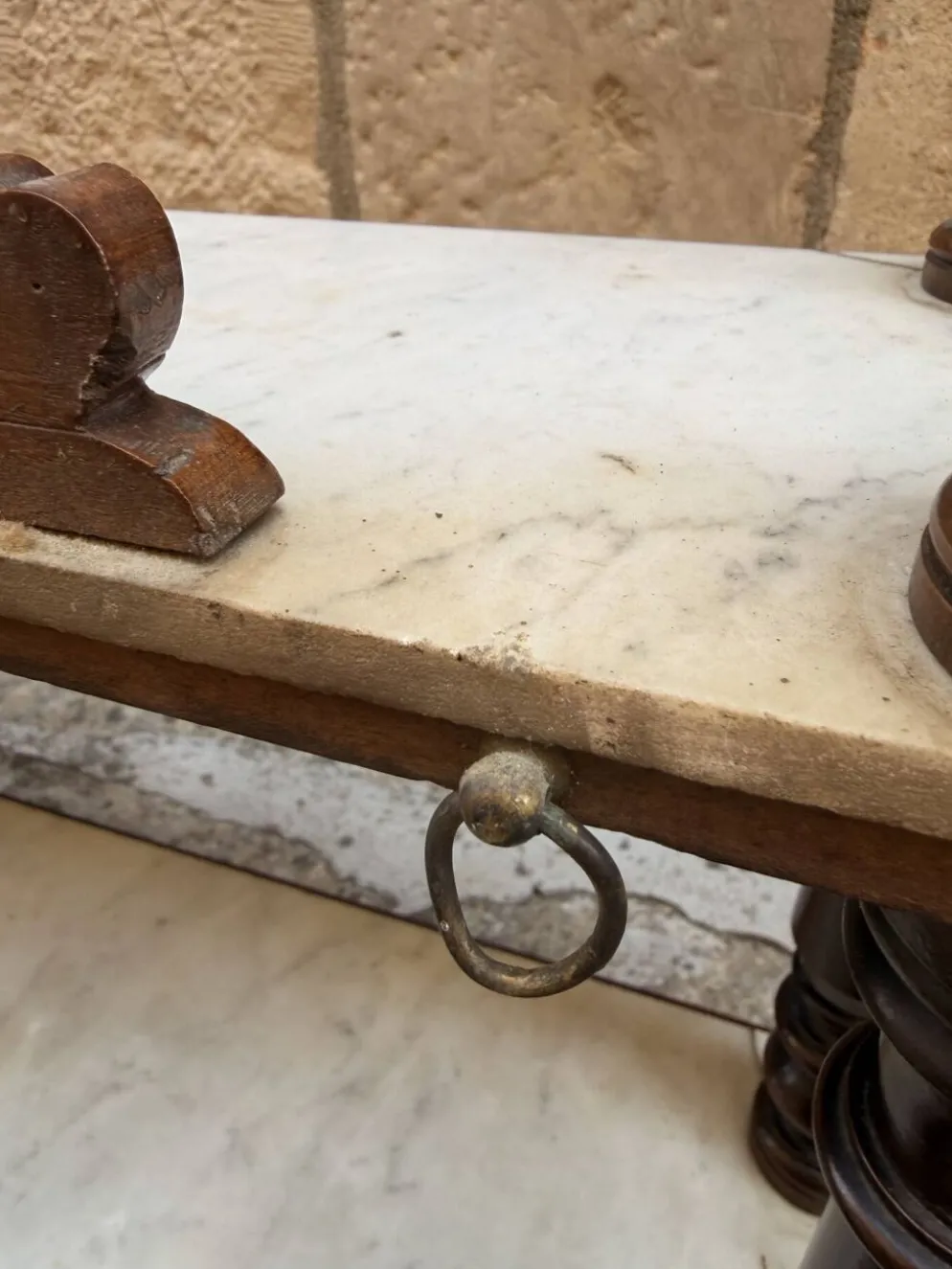Petite étagère murale/console d’appoint Napoléon III — noyer sculpté e