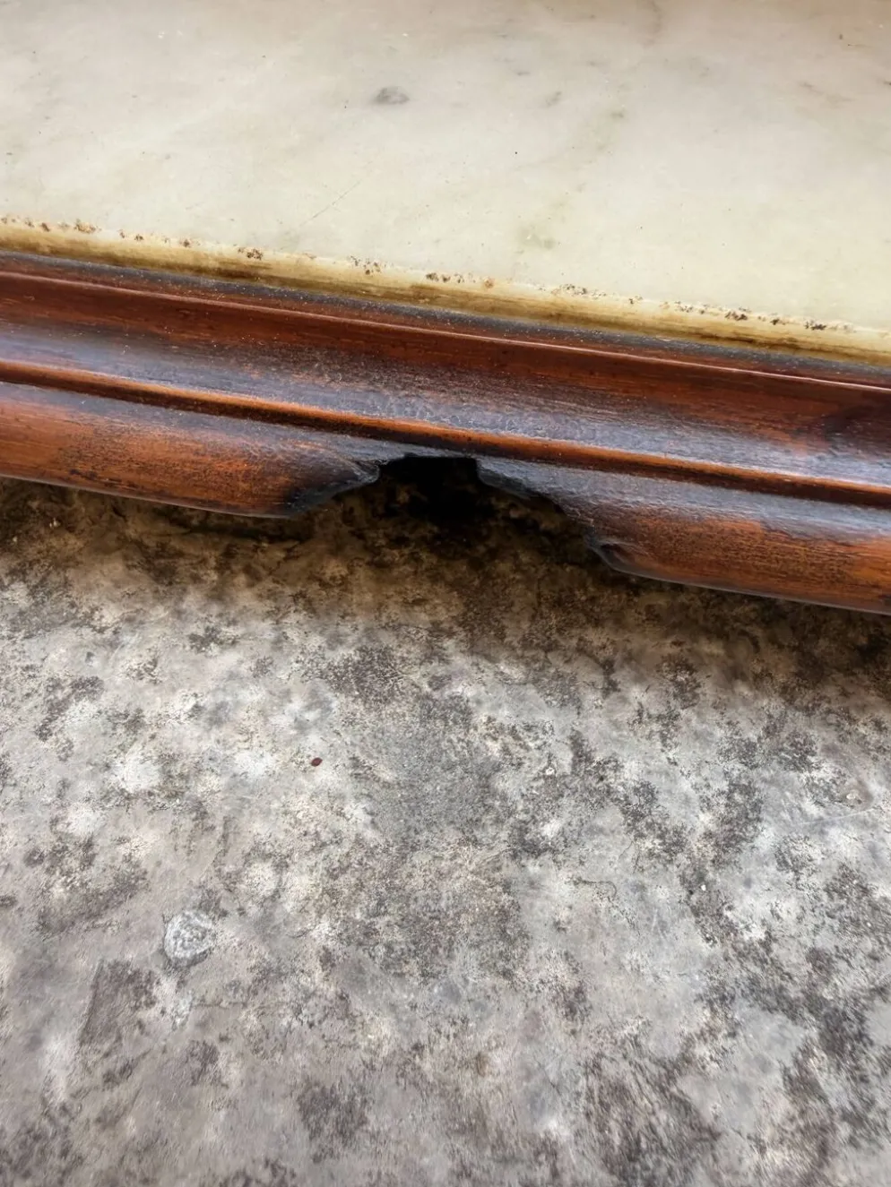 Petite étagère murale/console d’appoint Napoléon III — noyer sculpté e