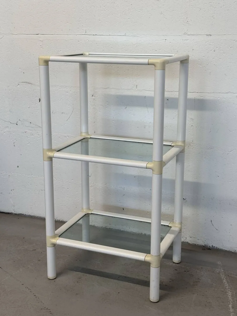 Petite étagère à 3 niveaux – Blanc et verre, style espace âge