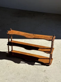 Petite étagère à trois niveaux en chêne H41 L68