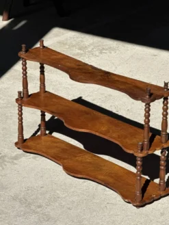 Petite étagère à trois niveaux en chêne H41 L68