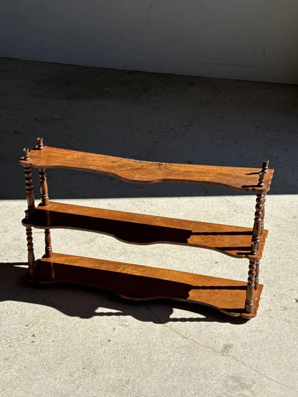 Petite étagère à trois niveaux en chêne H41 L68