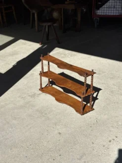 Petite étagère à trois niveaux en chêne H41 L68