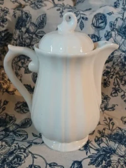 Petite théière ancienne