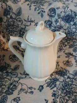 Petite théière ancienne