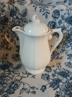Petite théière ancienne