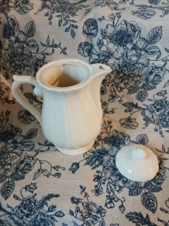 Petite théière ancienne