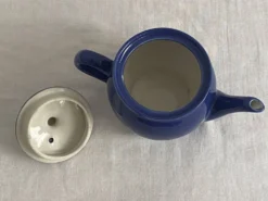Petite théière en porcelaine bleue
