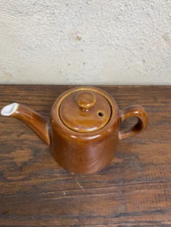 Petite théière marron vintage