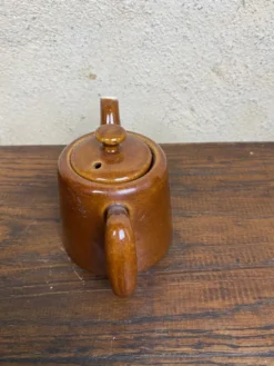 Petite théière marron vintage