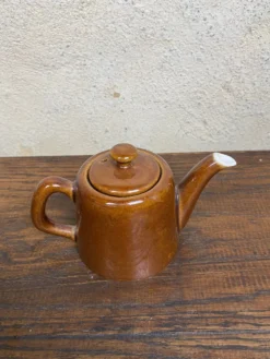 Petite théière marron vintage
