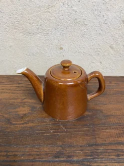 Petite théière marron vintage