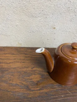 Petite théière marron vintage