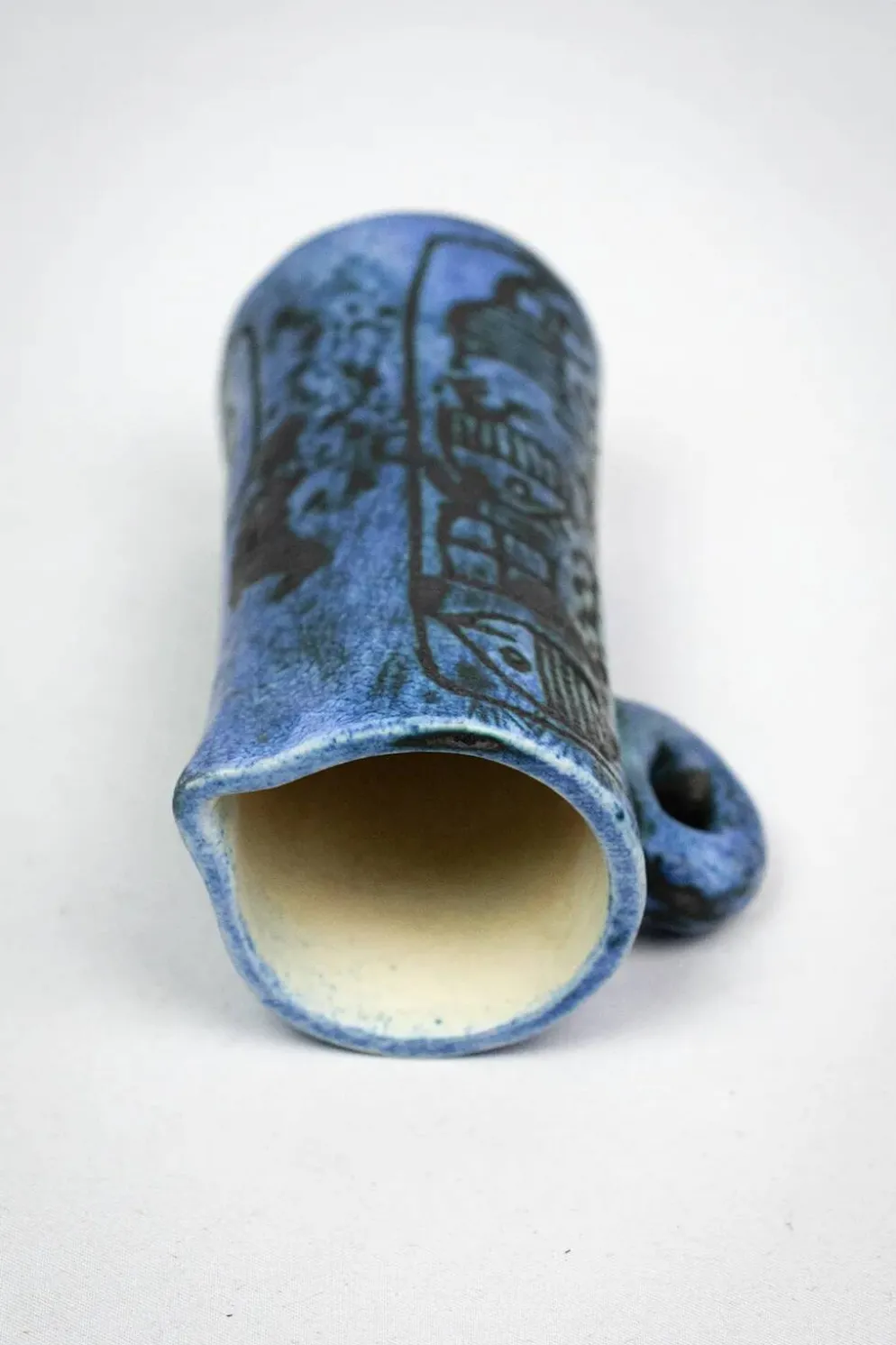 Petite verseuse Jacques Blin en céramique bleue à décor gravé de bestiaire