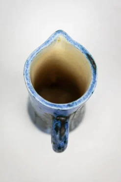 Petite verseuse Jacques Blin en céramique bleue à décor gravé de bestiaire