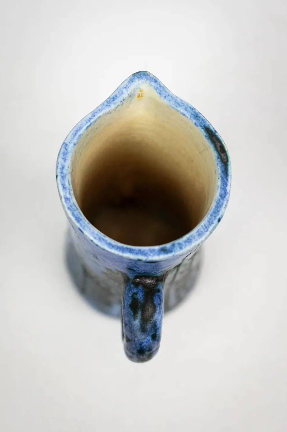 Petite verseuse Jacques Blin en céramique bleue à décor gravé de bestiaire