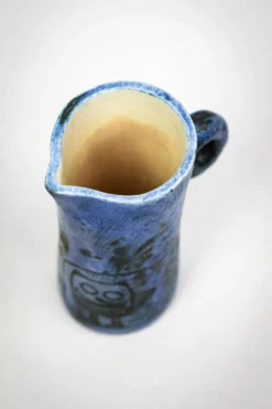 Petite verseuse Jacques Blin en céramique bleue à décor gravé de bestiaire