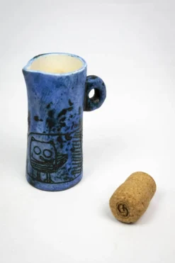 Petite verseuse Jacques Blin en céramique bleue à décor gravé de bestiaire