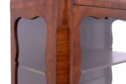 Petite vitrine ancienne française datant d'environ 1910. Après restauration.