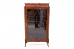 Petite vitrine ancienne française datant d'environ 1910. Après restauration.